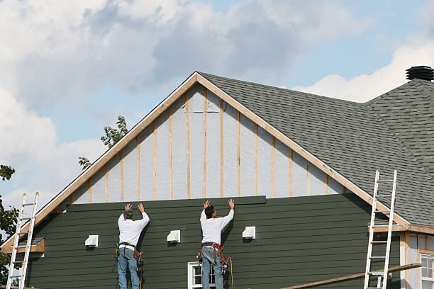 Professional Emergency Siding Repair technician working in Glen Ellyn, IL